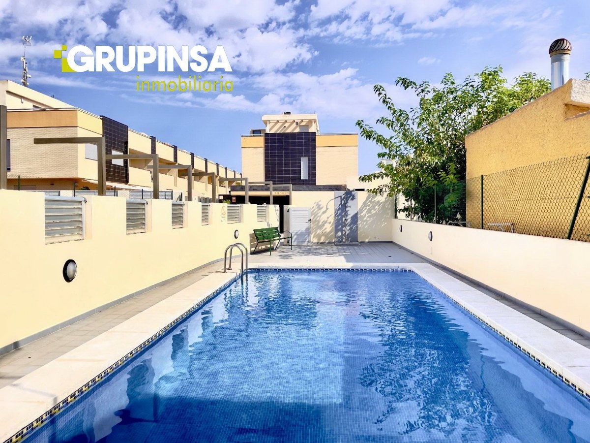 Piscina de Casa o xalet en venda en Almazora / Almassora amb Jardí privat, Terrassa i Piscina comunitària