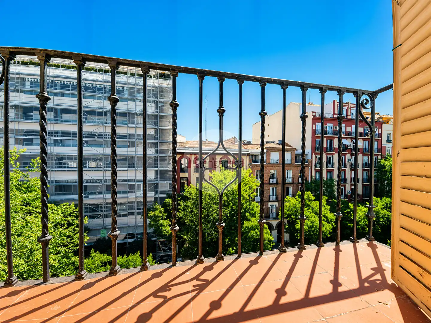 Vista exterior de Pis en venda en Madrid amb Calefacció, Parquet i Balcó