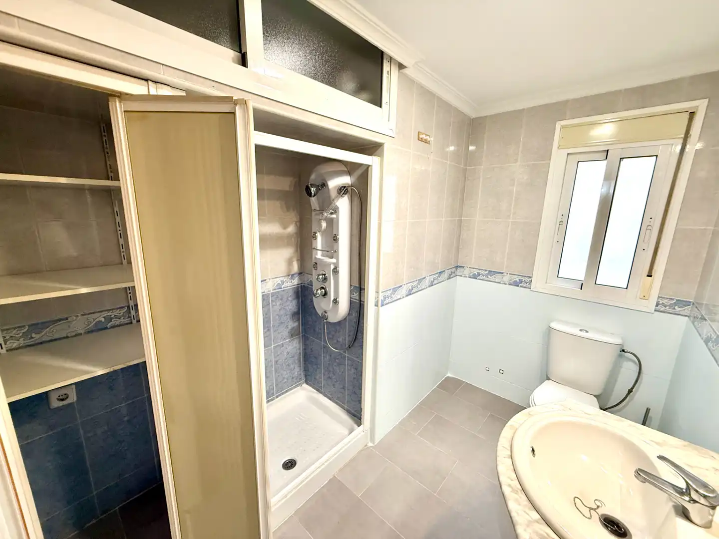 Badezimmer von Wohnung zum Verkauf in San Juan de Aznalfarache mit Klimaanlage und Ofen