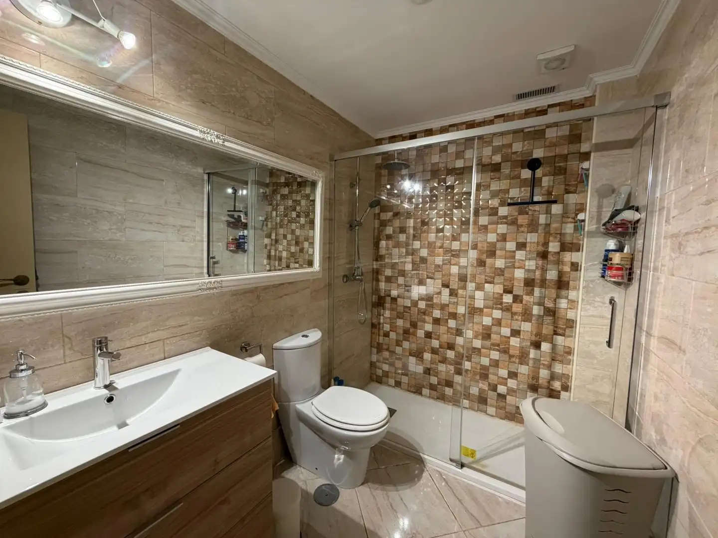 Badezimmer von Wohnung zum Verkauf in Chiclana de la Frontera mit Klimaanlage, Parkett und Terrasse