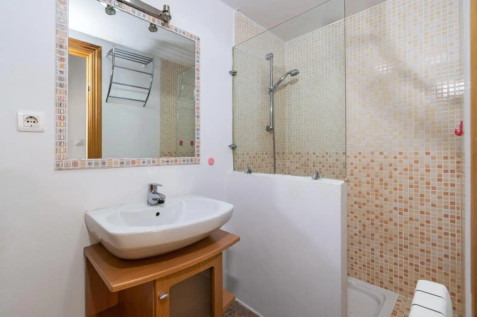 Bathroom of Flat for sale in Granada  with Heating
