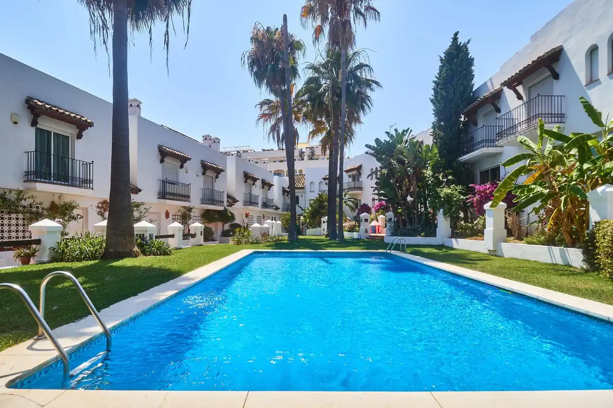 Außenansicht von Einfamilien-Reihenhaus zur Miete in Marbella mit Klimaanlage, Privatgarten und Terrasse
