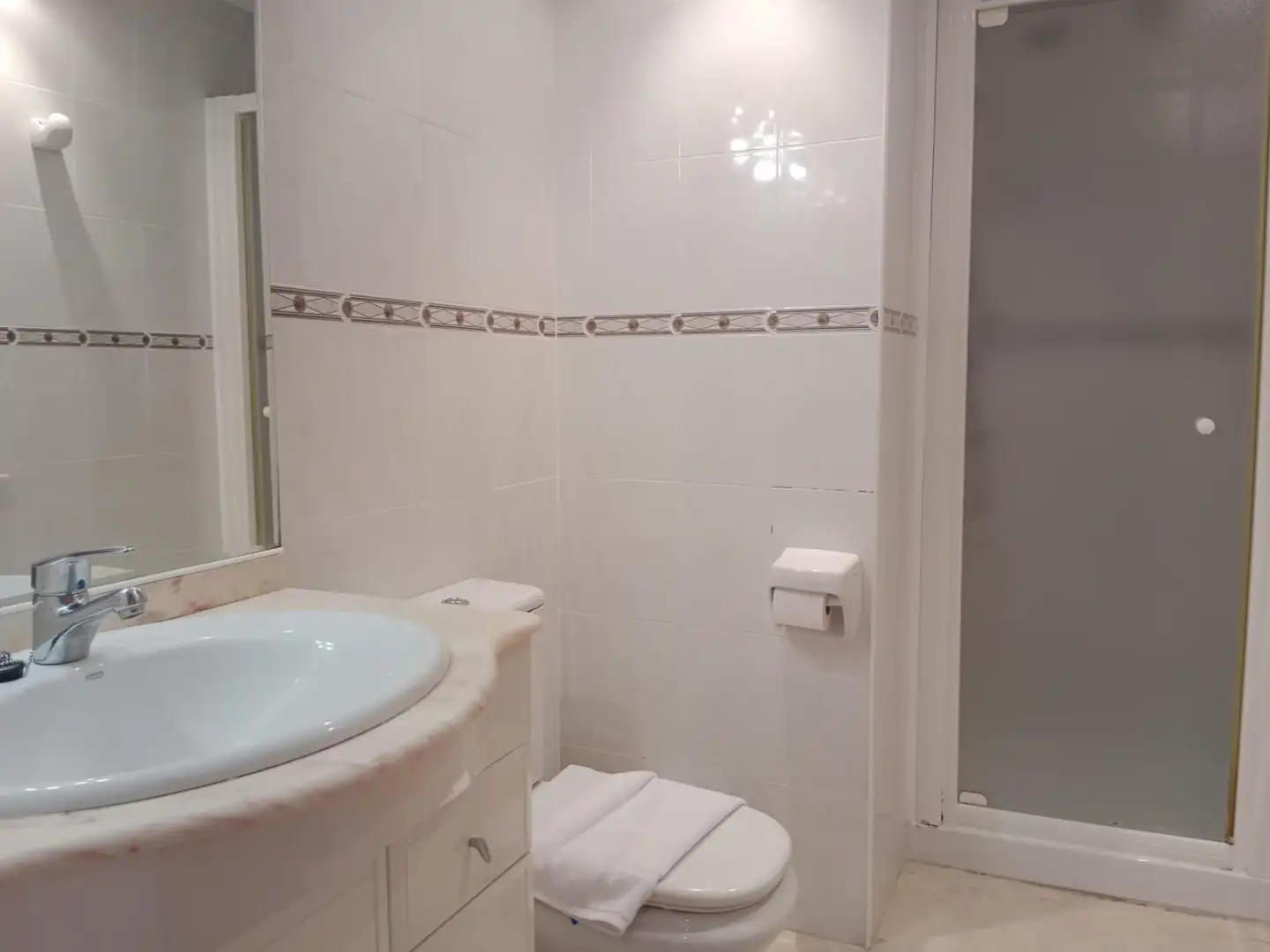 Badezimmer von Wohnungen zur Miete in L'Alfàs del Pi mit Klimaanlage, Heizung und Möbliert