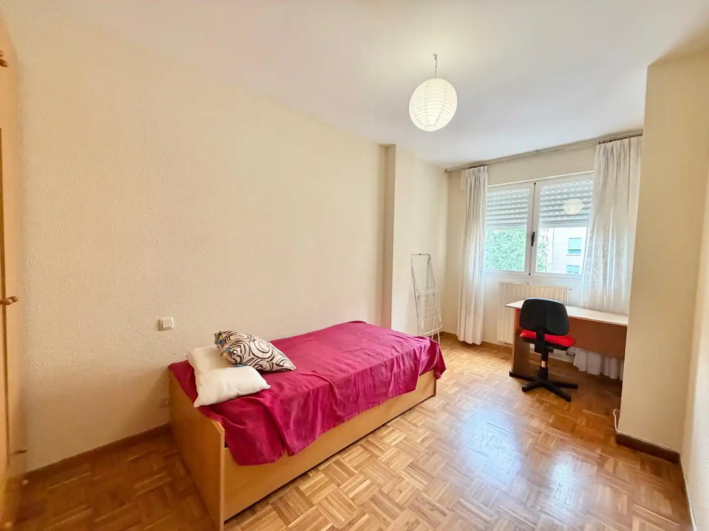 Habitación de Piso de alquiler en  Logroño con Calefacción, Parquet y Amueblado