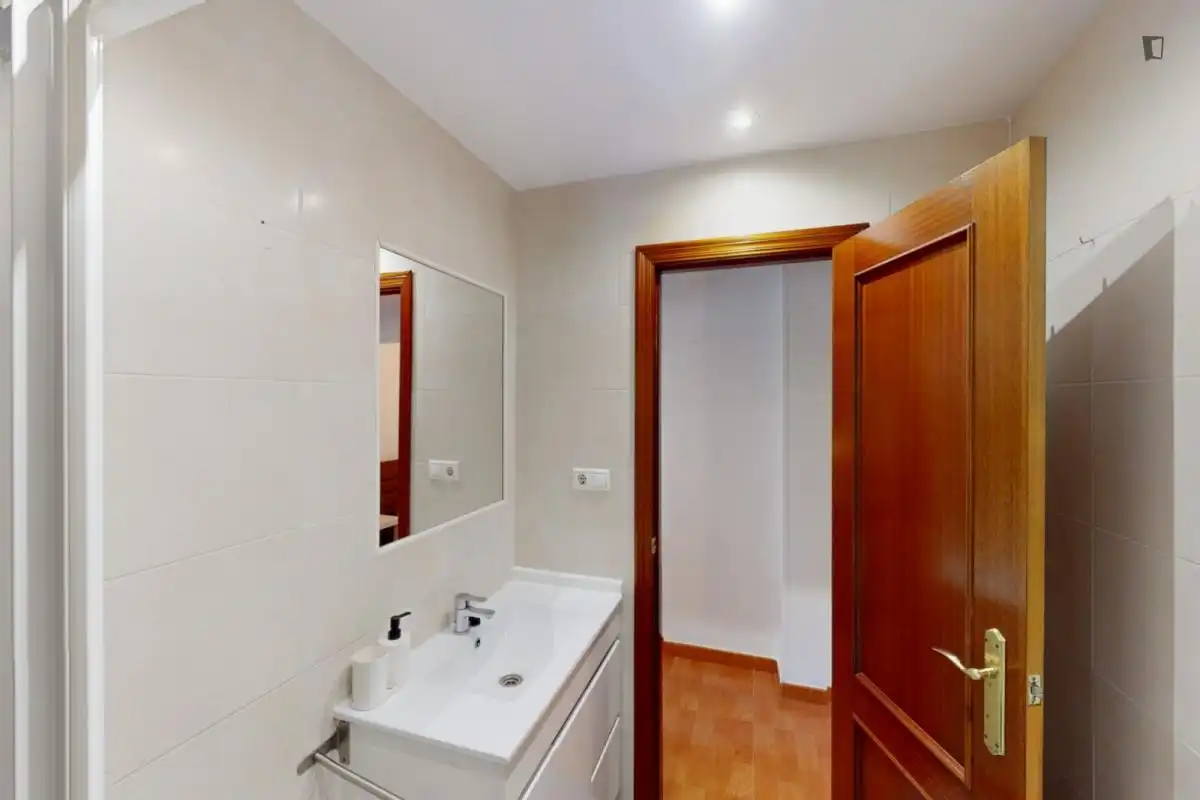 Baño de Apartamento para compartir en Jerez de la Frontera con Amueblado, Lavadora y Microondas