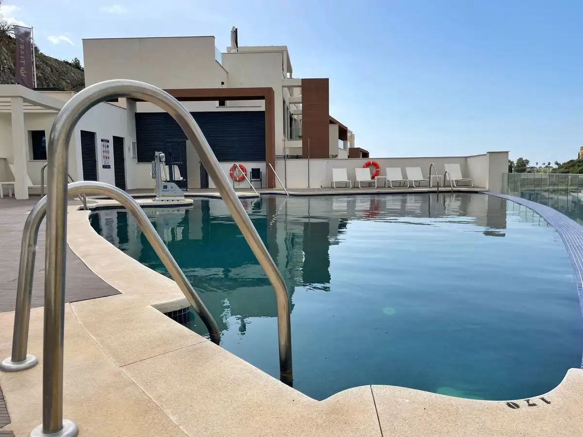 Schwimmbecken von Wohnung zur Miete in Benahavís mit Klimaanlage, Terrasse und Möbliert