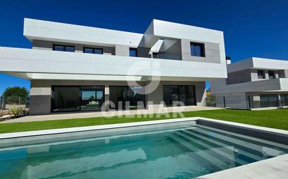 Exterior view of House or chalet for sale in Majadahonda  with Air Conditioner and Swimming Pool