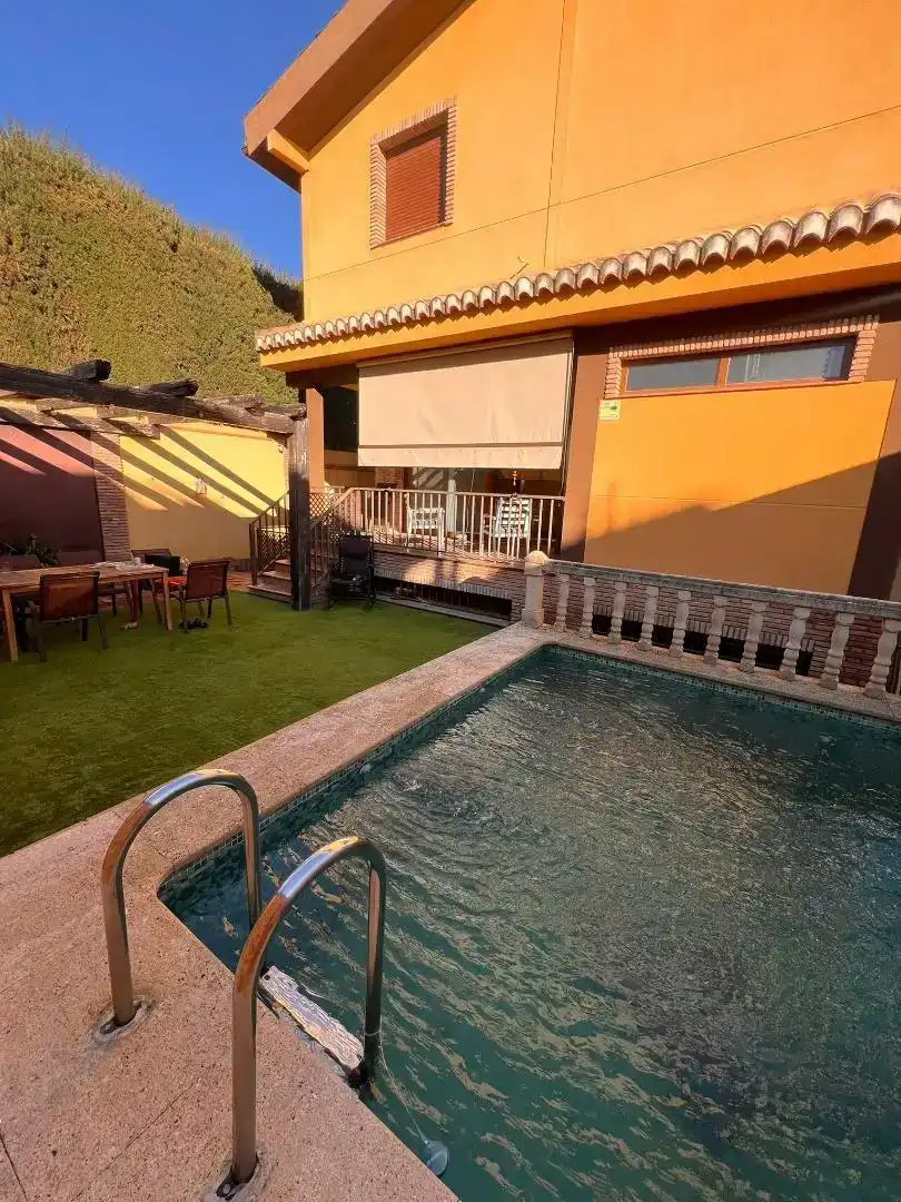 Piscina de Casa o xalet en venda en Albolote amb Aire condicionat, Piscina i Moblat