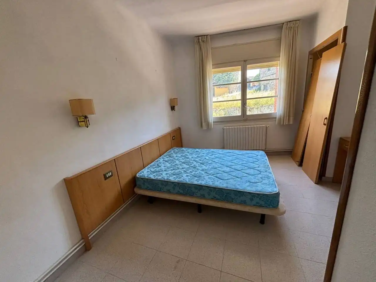 Dormitori de Casa o xalet en venda en La Llacuna amb Jardí privat