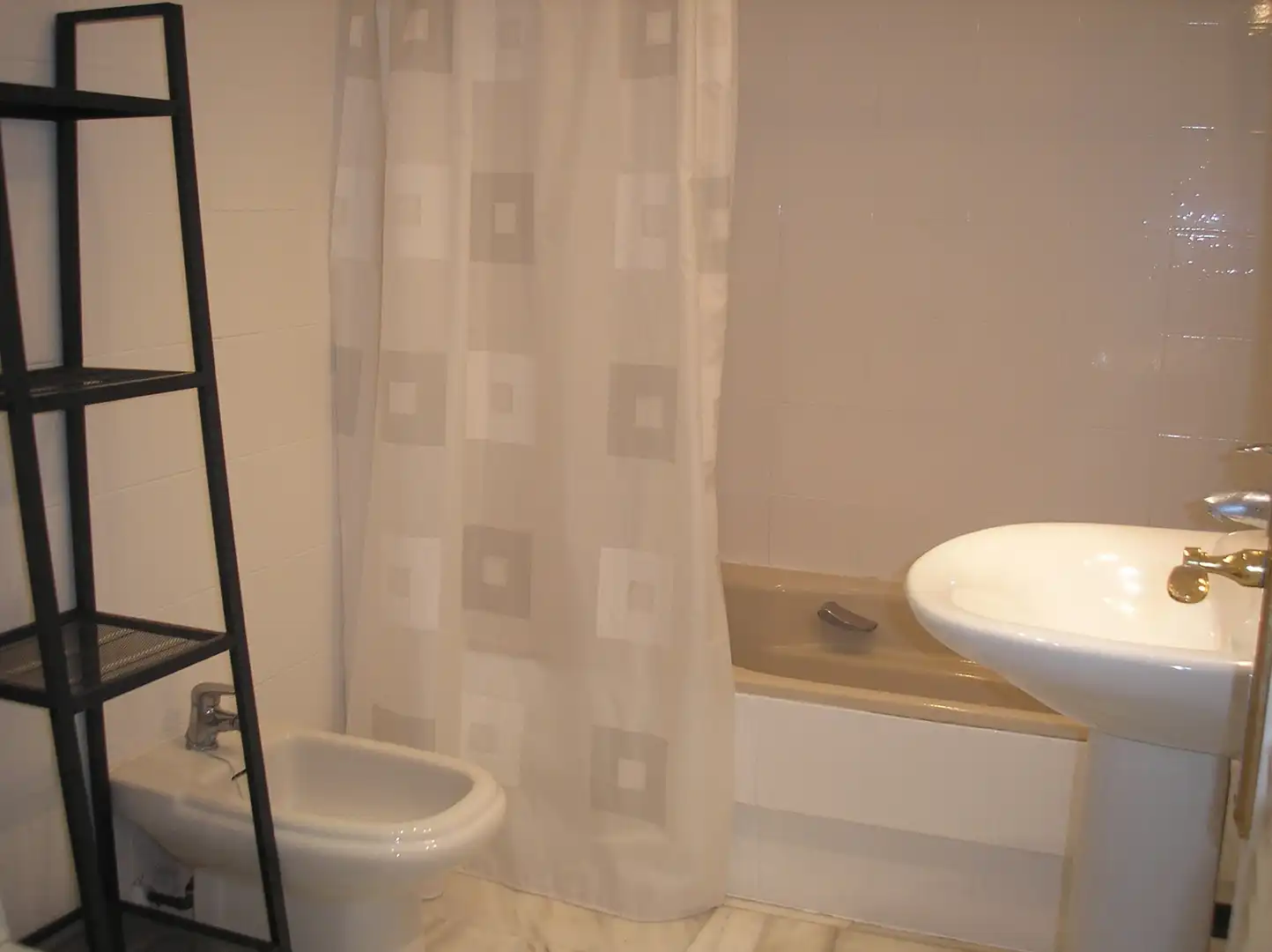 Bany de Apartament en venda en Manilva amb Aire condicionat, Terrassa i Moblat