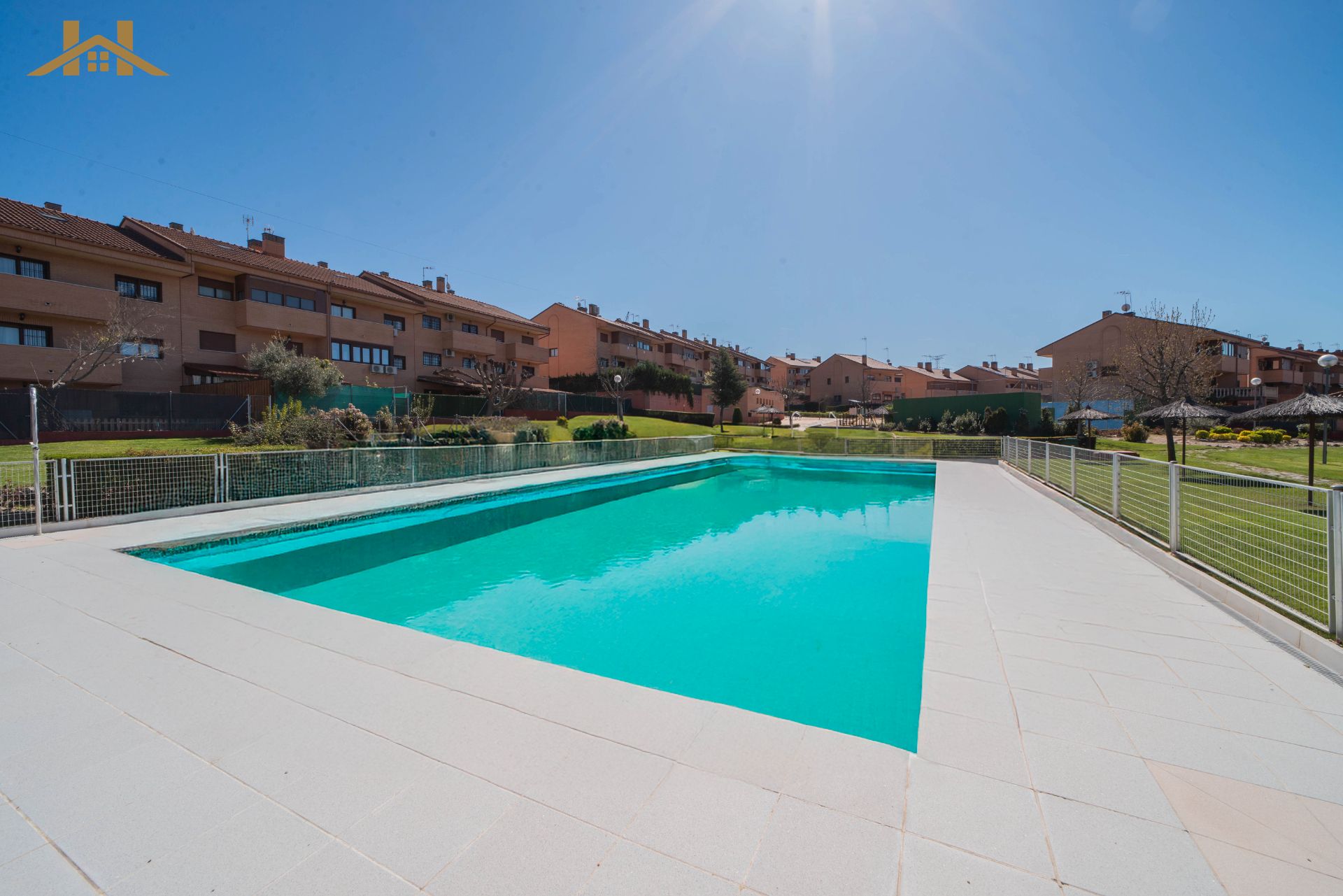 Piscina de Casa adosada en venda en Móstoles amb Aire condicionat, Calefacció i Jardí privat