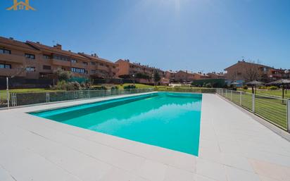 Piscina de Casa adosada en venda en Móstoles amb Aire condicionat, Calefacció i Jardí privat