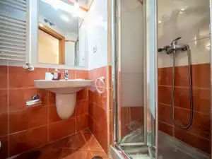 Badezimmer von Wohnung zum Verkauf in Madrid mit Klimaanlage, Heizung und Privatgarten