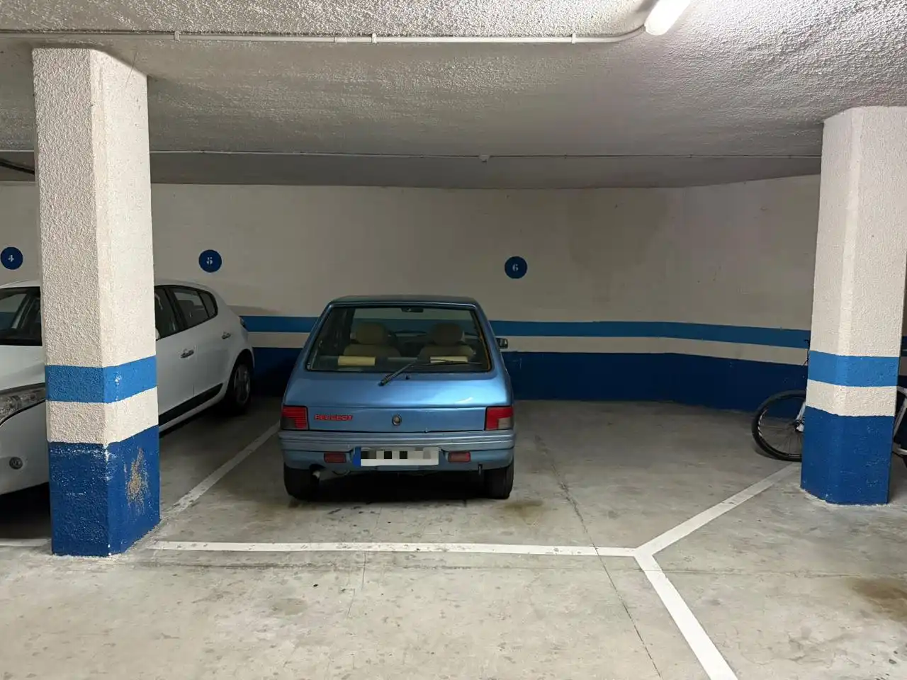Aparcament de Pis en venda en Castro-Urdiales amb Calefacció, Parquet i Terrassa