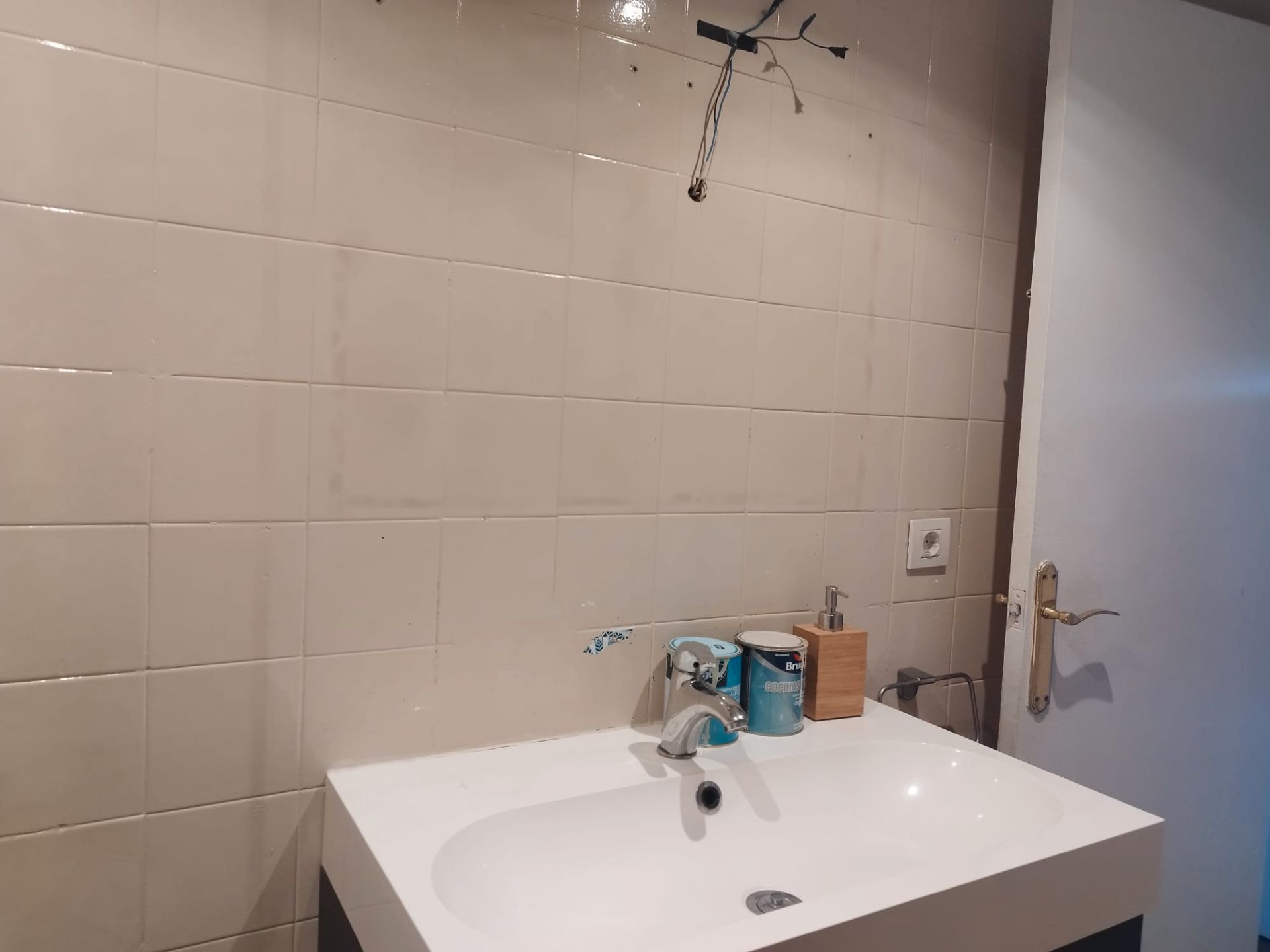 Badezimmer von Wohnung miete in Montgat mit Heizung, Parkett und Ofen