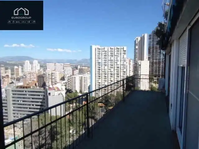 Vista exterior de Casa o xalet de lloguer en Benidorm amb Aire condicionat, Calefacció i Jardí privat