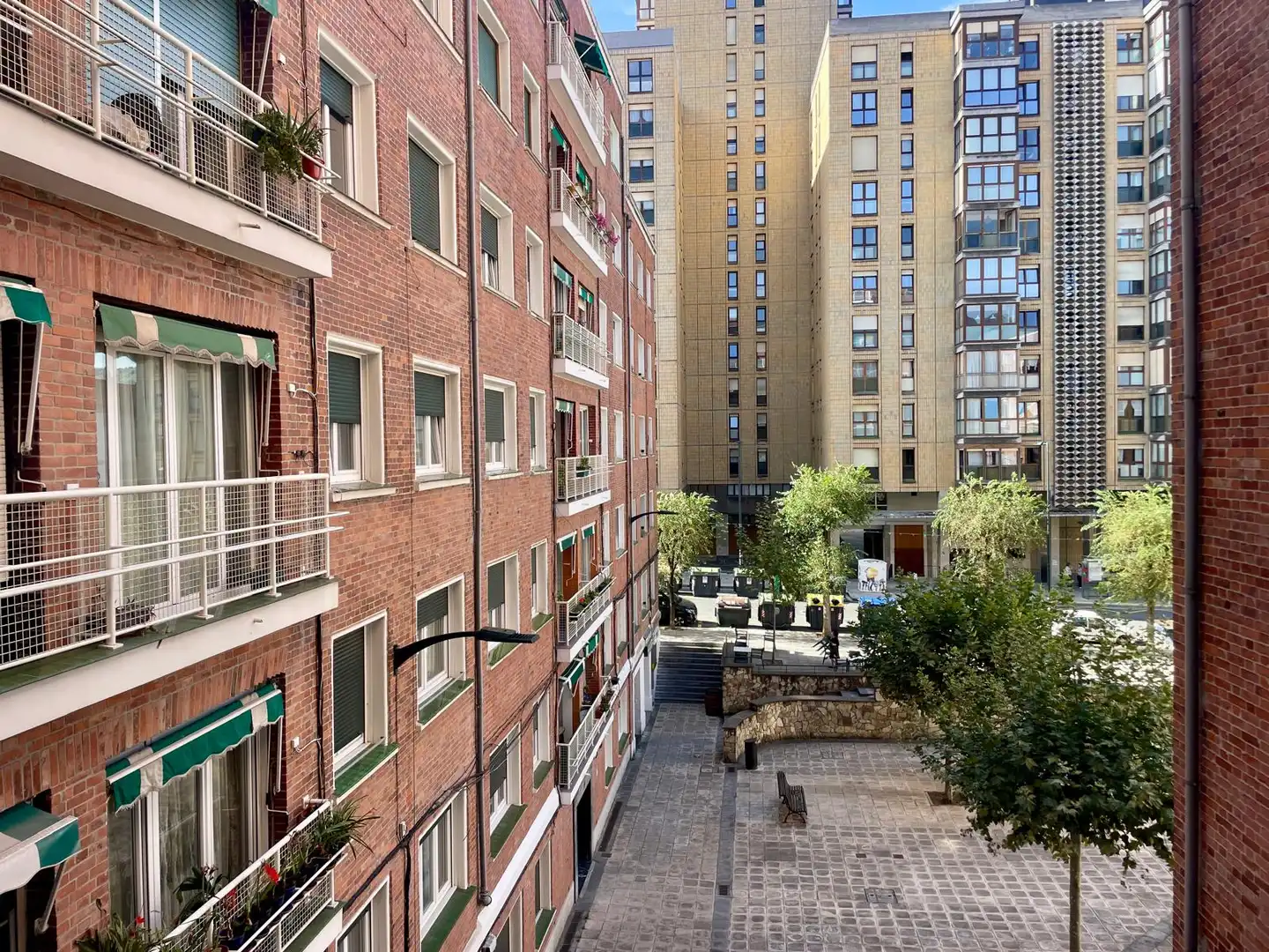 Vista exterior de Pis en venda en Bilbao  amb Calefacció