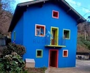 Vista exterior de Casa o xalet en venda en Castro-Urdiales amb Aire condicionat, Calefacció i Jardí privat