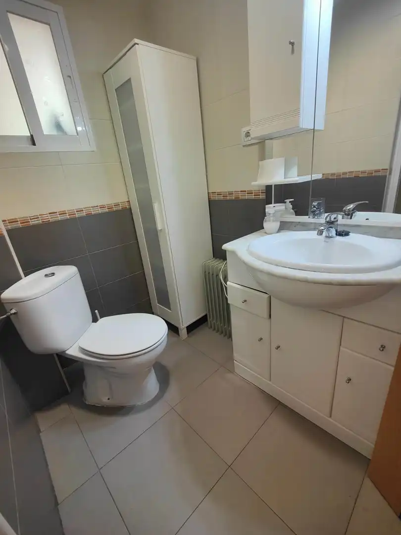 Baño de Piso de alquiler en Granada con Aire acondicionado, Calefacción y Amueblado