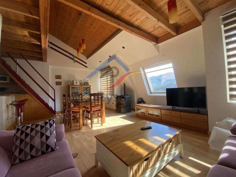 Sala d'estar de Dúplex en venda en Hermandad de Campoo de Suso amb Calefacció, Parquet i Traster