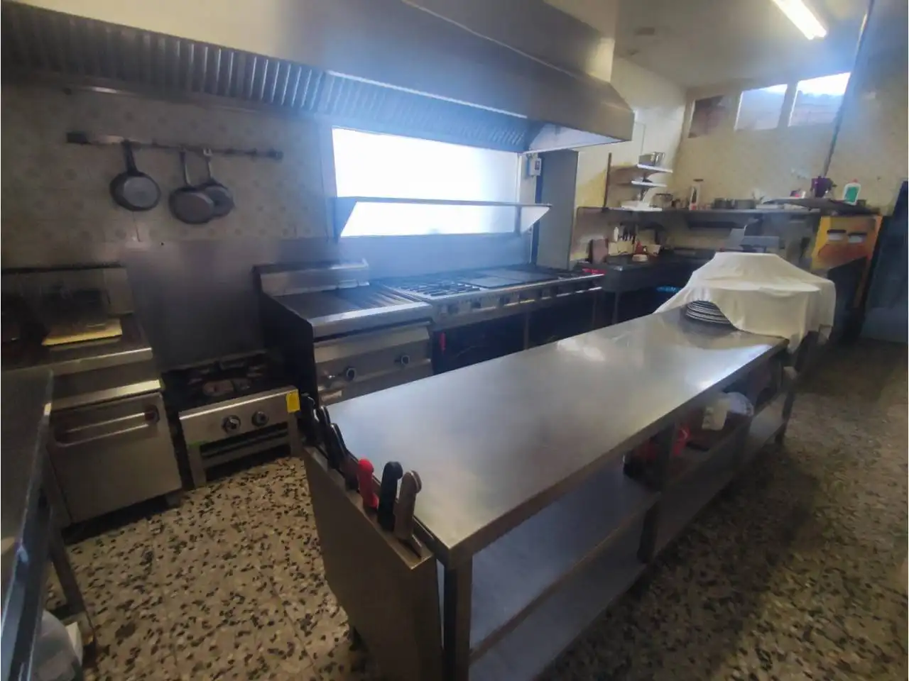 Cocina de Local en venta en El Grado con Aire acondicionado