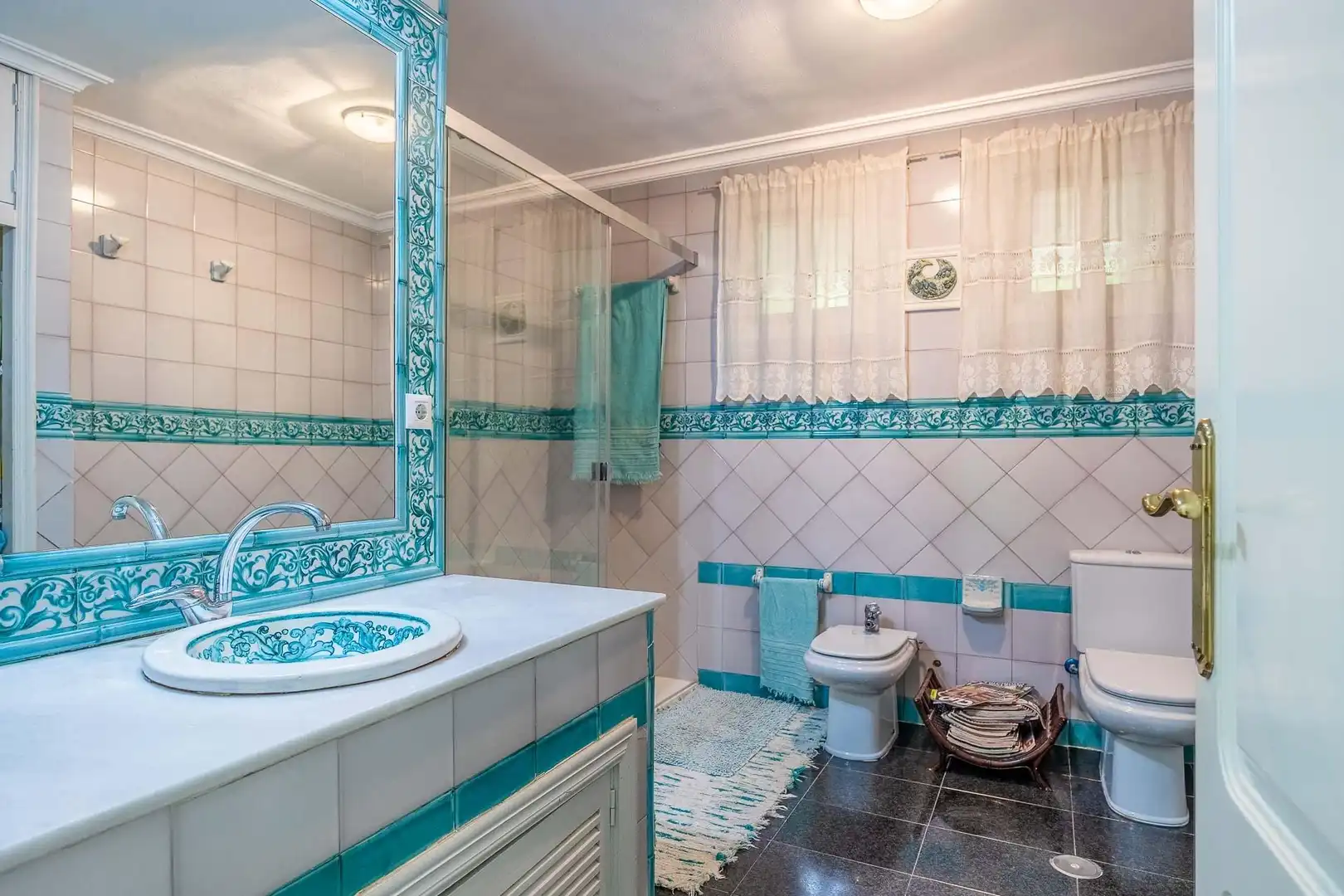 Badezimmer von Haus oder Chalet zum Verkauf in Tomares mit Klimaanlage, Heizung und Privatgarten