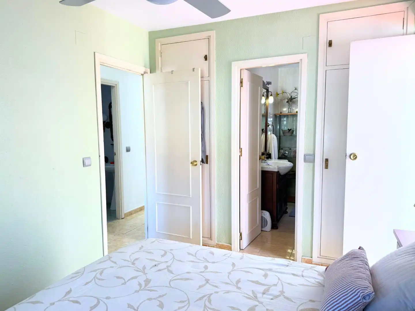 Habitación de Casa adosada en venta en Sevilla con Aire acondicionado, Calefacción y Jardín privado