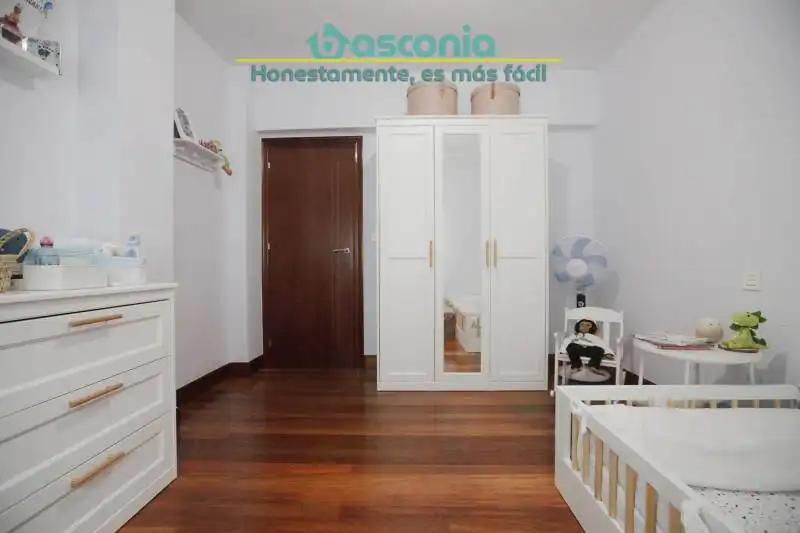 Habitación de Piso en venta en Basauri  con Amueblado y Balcón