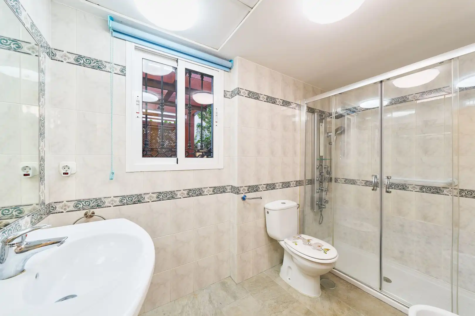 Bany de Casa o xalet en venda en Málaga amb Aire condicionat, Calefacció i Jardí privat
