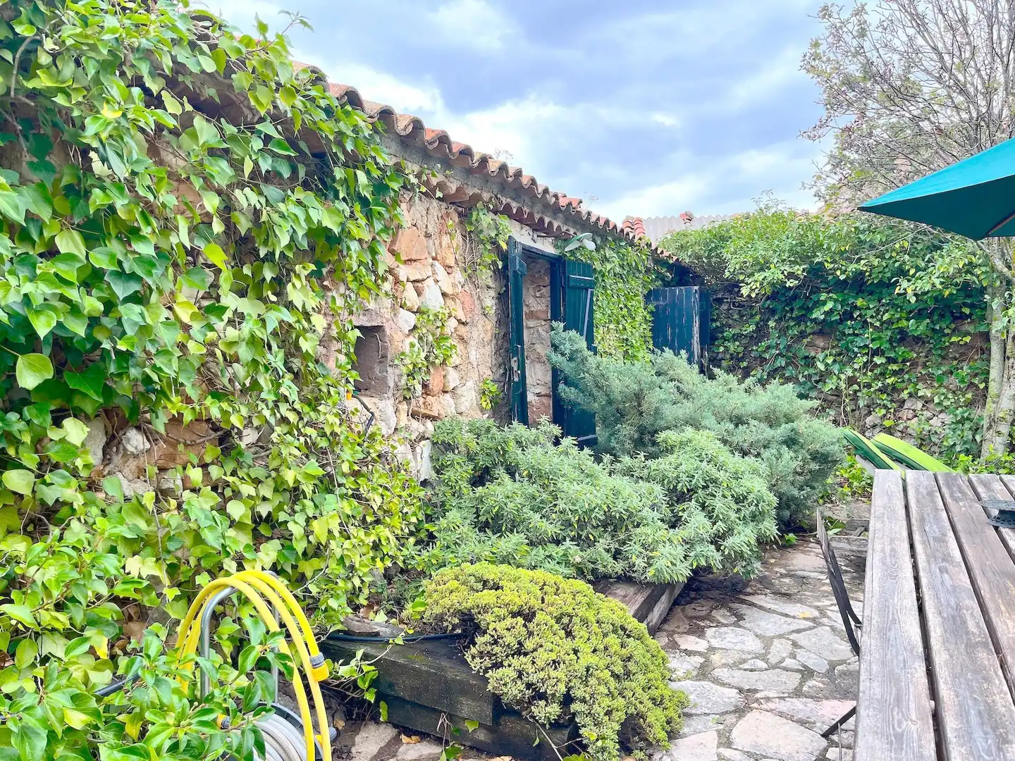 Jardí de Finca rústica en venda en Bea amb Calefacció, Terrassa i Moblat