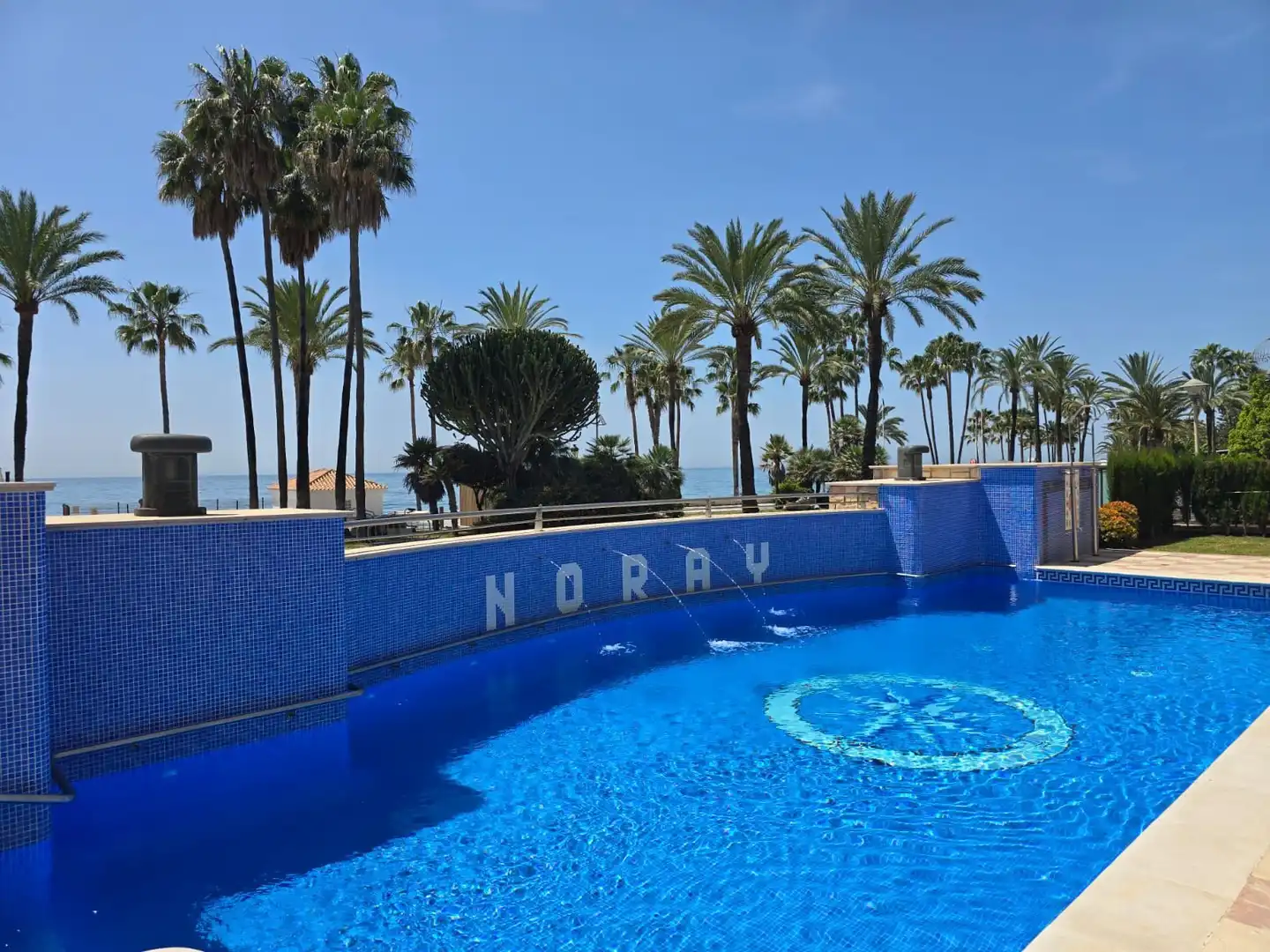 Piscina de Pis en venda en Marbella amb Aire condicionat, Terrassa i Moblat