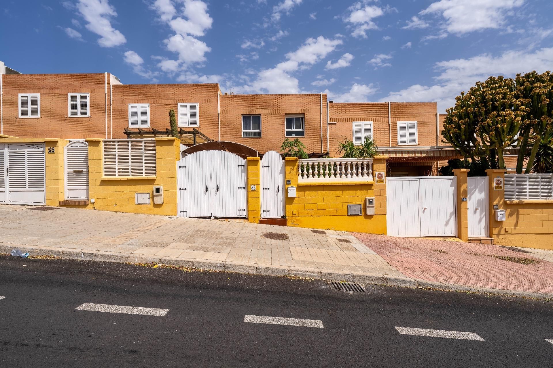 Vista exterior de Casa o xalet en venda en  Almería Capital amb Aire condicionat i Calefacció