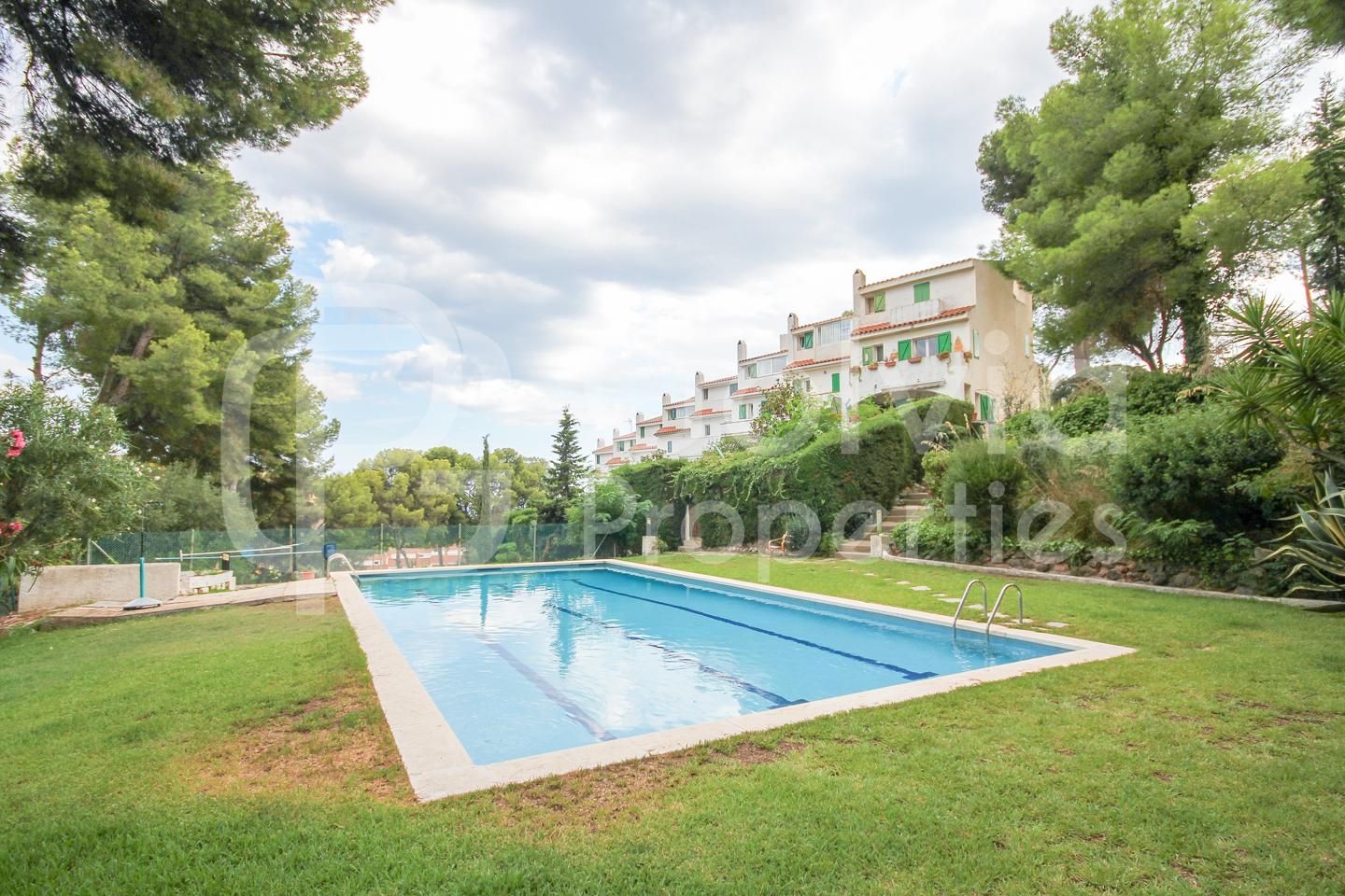 Piscina de Casa adosada en venda en Castelldefels amb Aire condicionat, Calefacció i Jardí privat