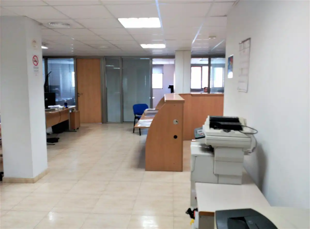 Oficina amb ascensor en venda a PELAYO