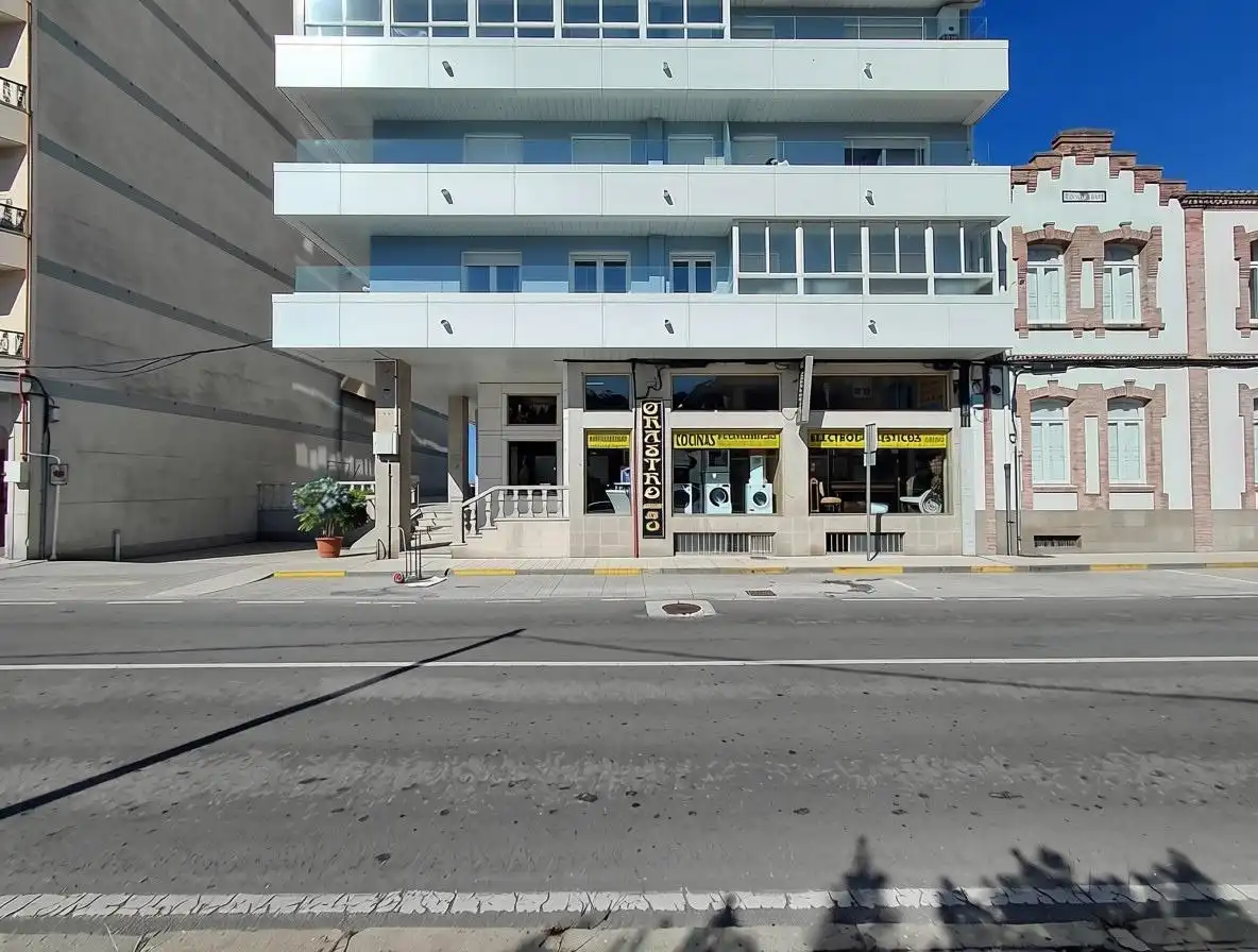 Local comercial de lloguer a Avenida de Rosalía de Castro