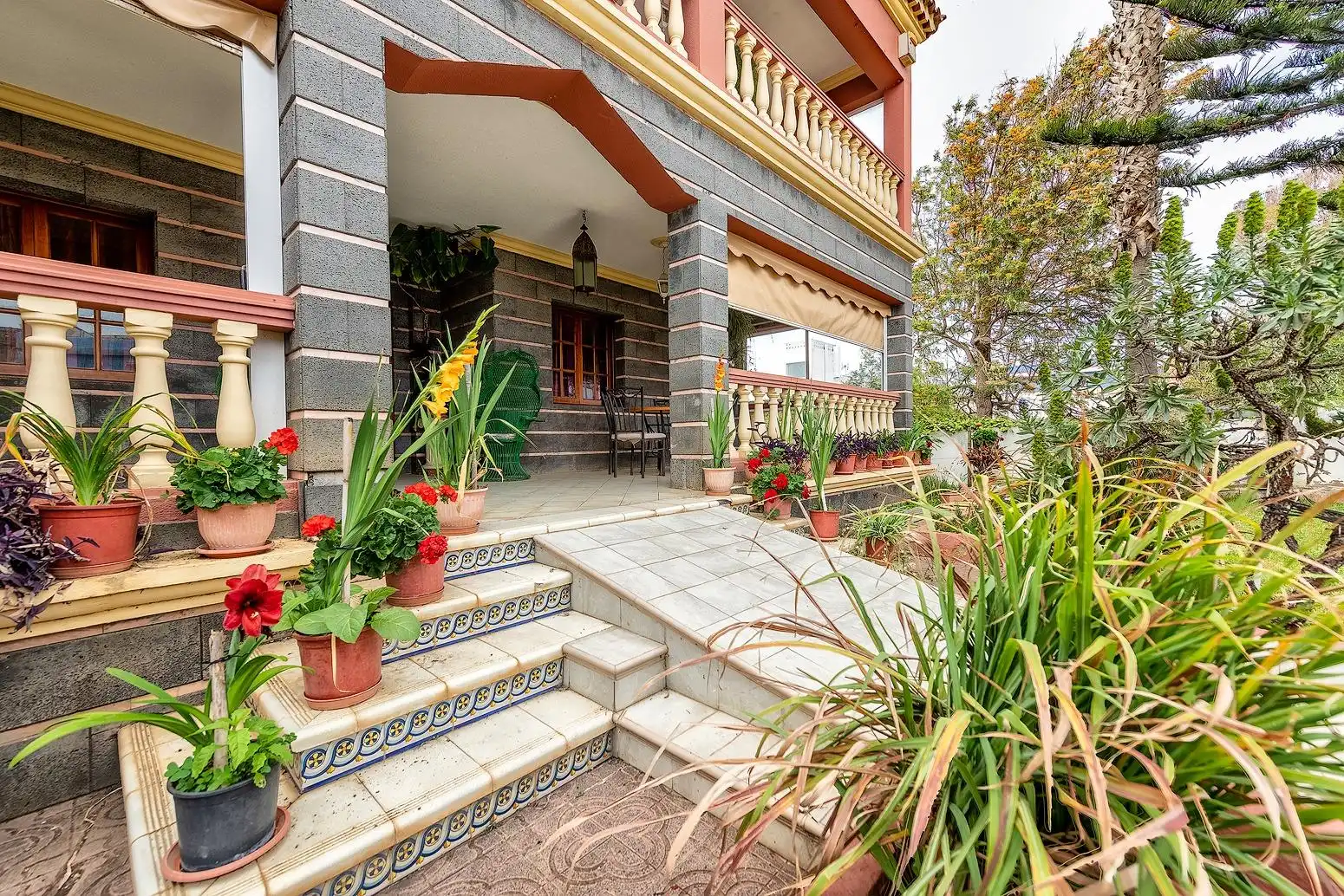 Vista exterior de Casa o xalet en venda en Las Palmas de Gran Canaria amb Aire condicionat, Jardí privat i Terrassa