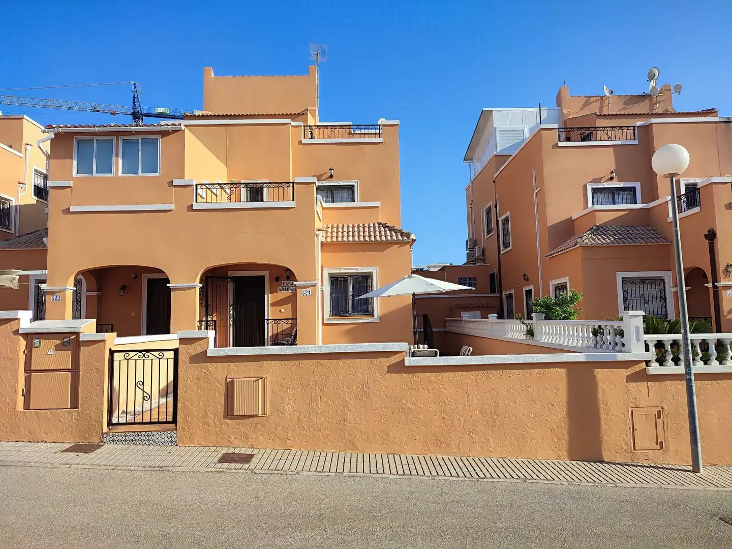 Außenansicht von Einfamilien-Reihenhaus zum Verkauf in Orihuela mit Klimaanlage, Terrasse und Möbliert