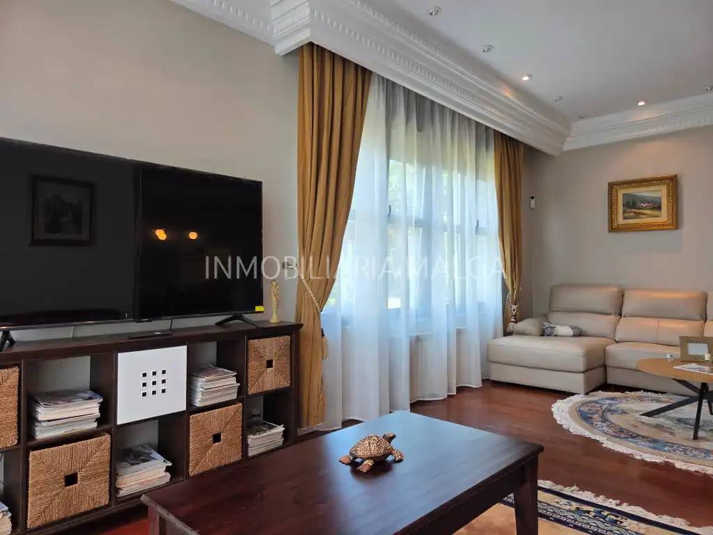 Sala d'estar de Casa o xalet en venda en Colunga amb Calefacció, Jardí privat i Parquet