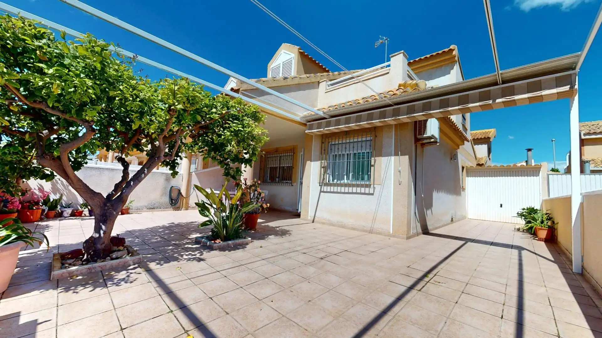 Vista exterior de Casa adosada en venta en Pilar de la Horadada con Aire acondicionado, Jardín privado y Terraza