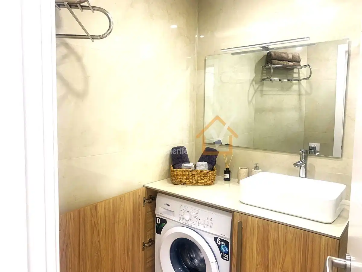 Baño de Estudio en venta en Adeje con Aire acondicionado, Terraza y Amueblado