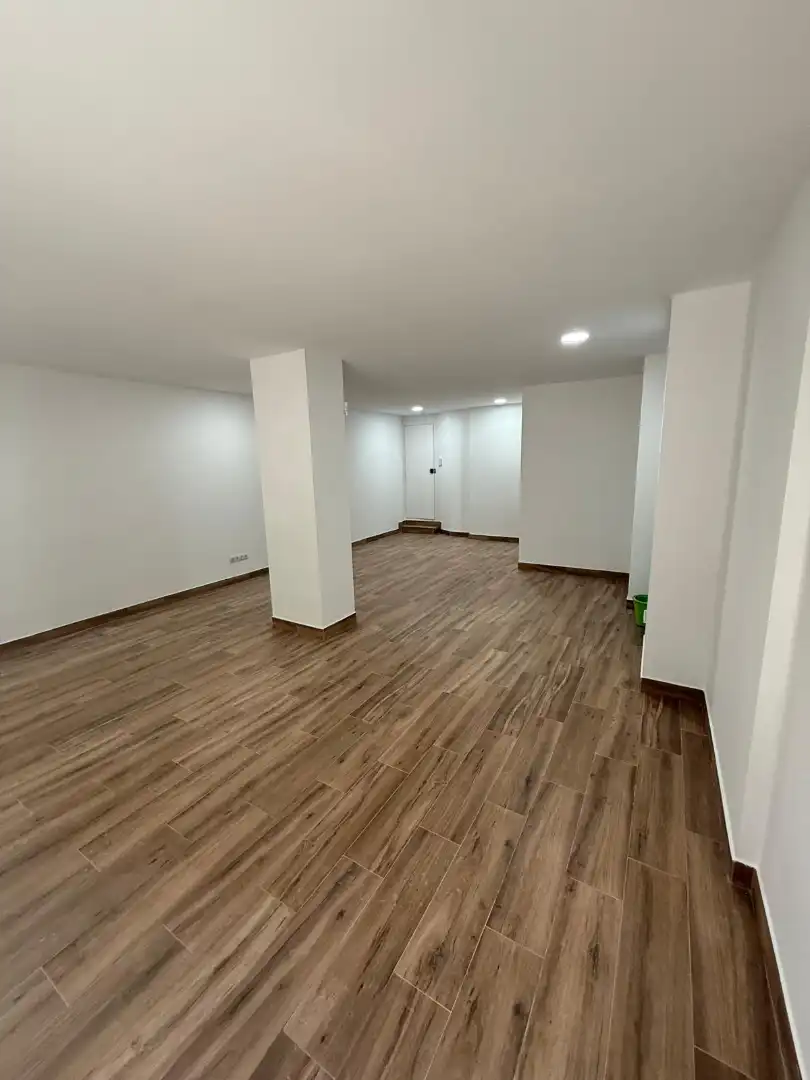 Local en venta en Cornellà de Llobregat con Parquet y Alarma