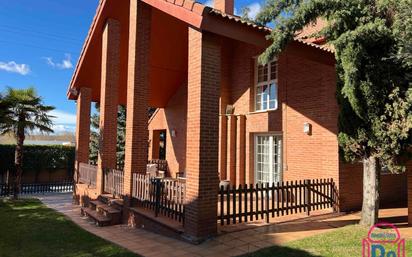 Vista exterior de Casa o xalet en venda en Sariegos amb Calefacció i Piscina