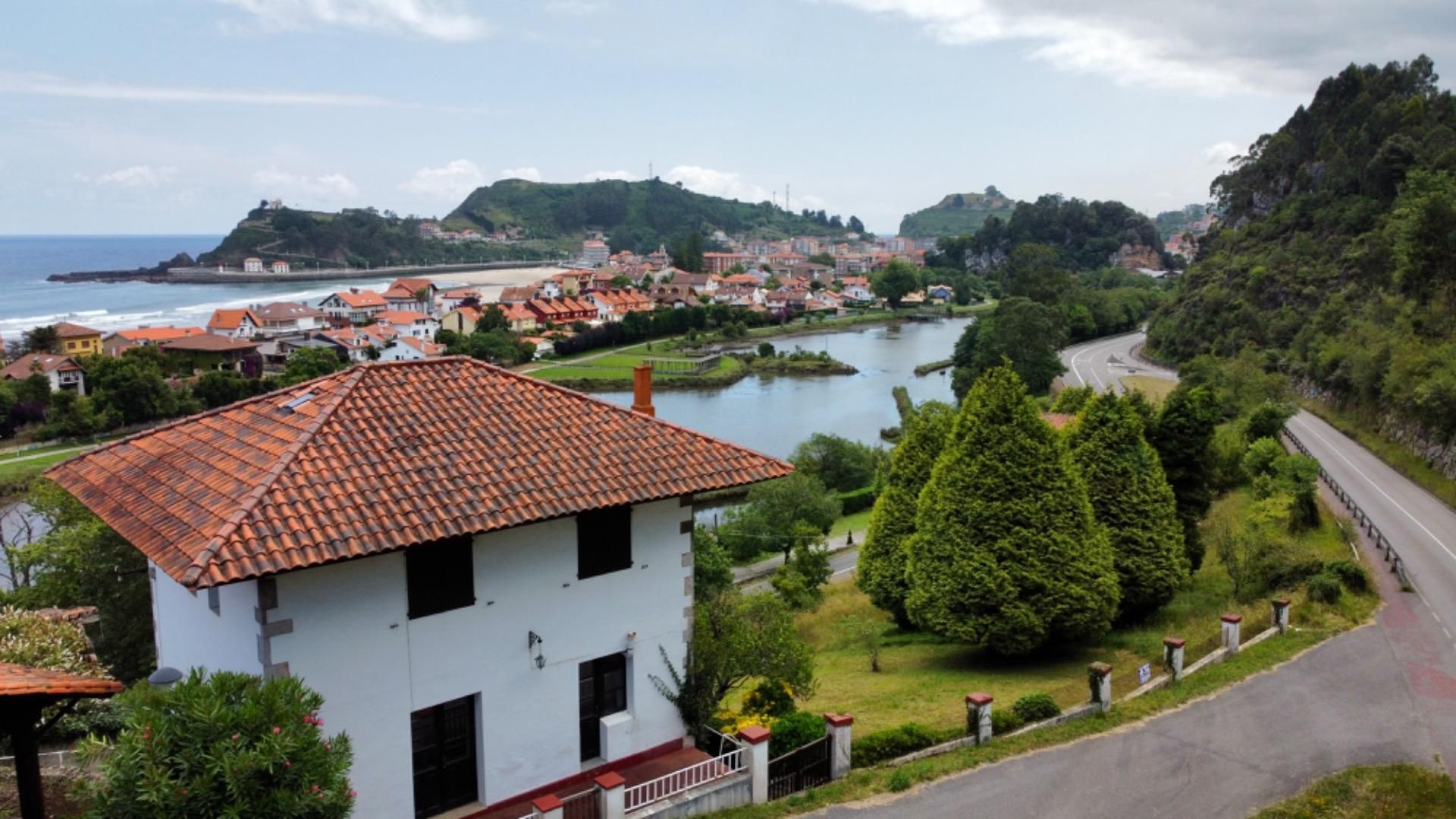 Vista exterior de Casa o xalet en venda en Ribadesella amb Jardí privat