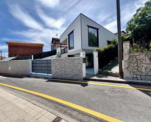 Vista exterior de Casa o xalet en venda en Etxebarri amb Terrassa i Balcó