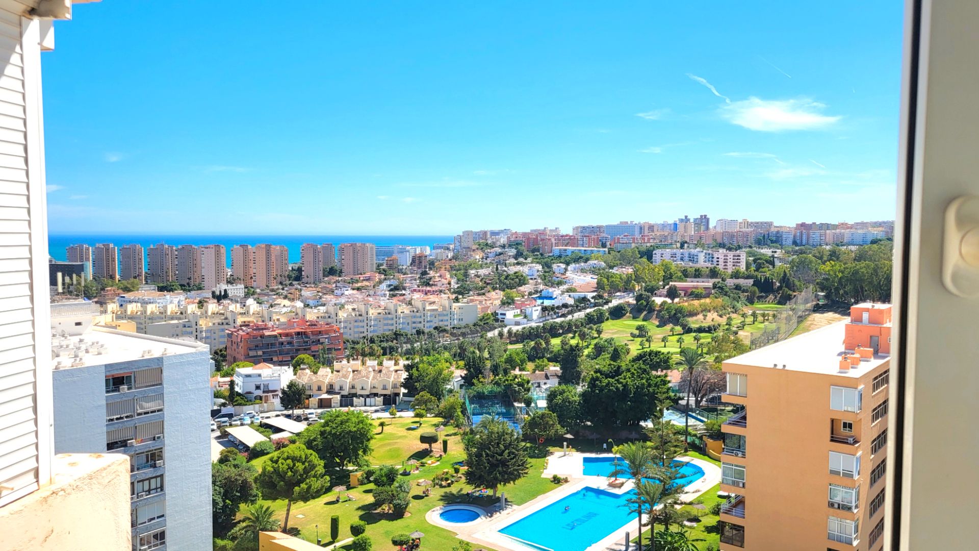 Vista exterior de Estudi en venda en Torremolinos amb Calefacció, Moblat i Rentadora