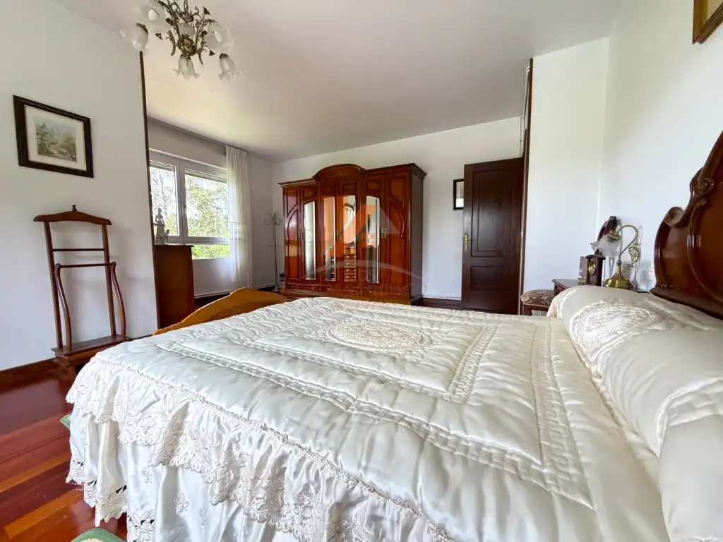 Dormitori de Casa o xalet en venda en Santiago de Compostela  amb Jardí privat, Moblat i Forn