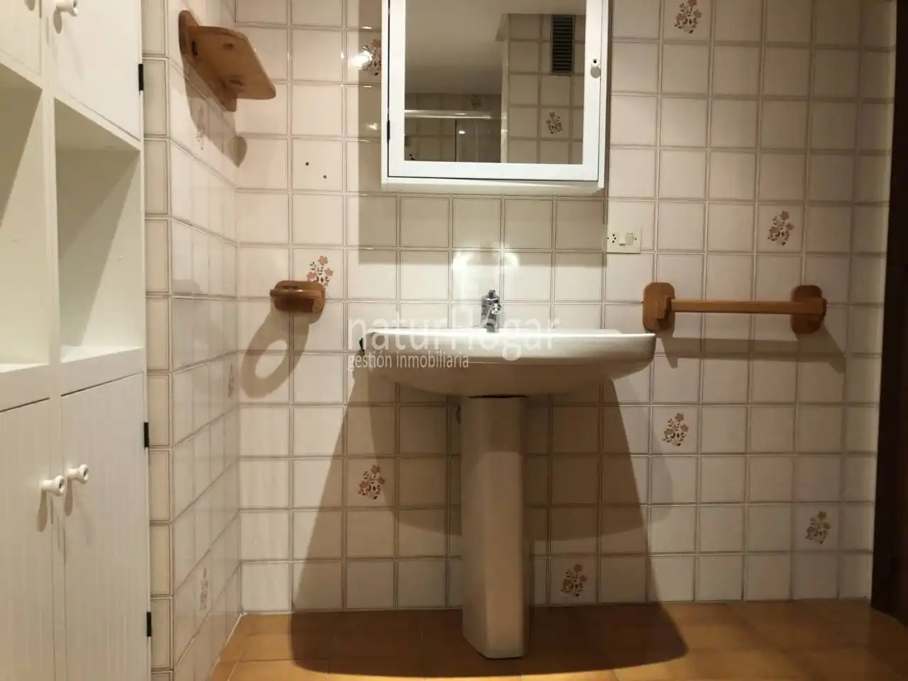 Bathroom of Flat for rent in Valencia  with Air Conditioner, Furnished and Balcony