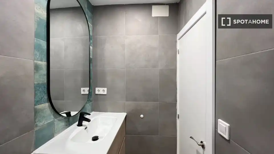 Bathroom of Flat for rent in Madrid  with Air Conditioner, Heating and Furnished