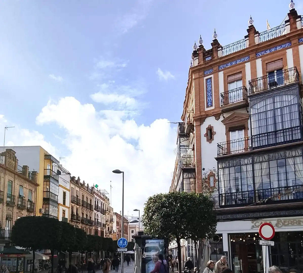 Exterior view of Flat for rent in Sevilla  with Air Conditioner, Heating and Parquet flooring