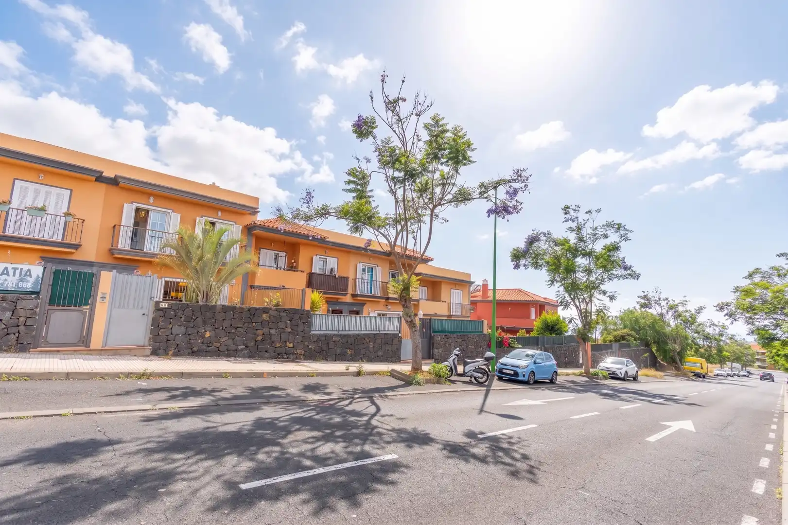 Außenansicht von Einfamilien-Reihenhaus zum Verkauf in Puerto de la Cruz mit Klimaanlage, Heizung und Privatgarten